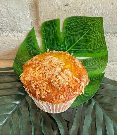 Muffin in front of a leaf